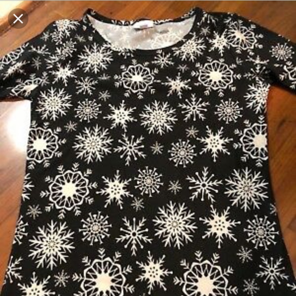 Snowflake classic Tee. Black and white Lularoe